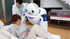 Un robot ayuda a una mujer a levantarse.