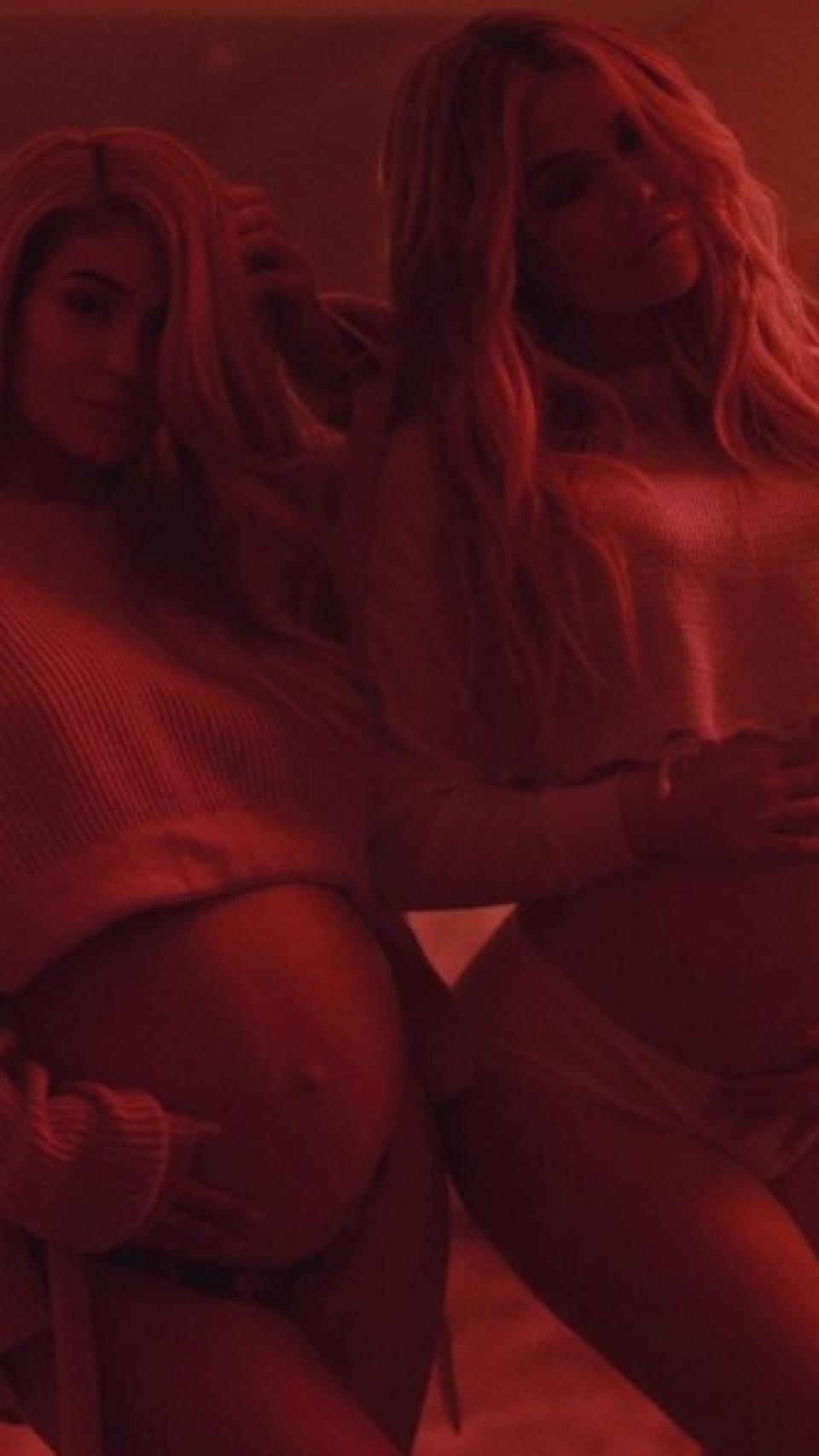 Kylie posa junto a su hermana mayor que también está embarazada.