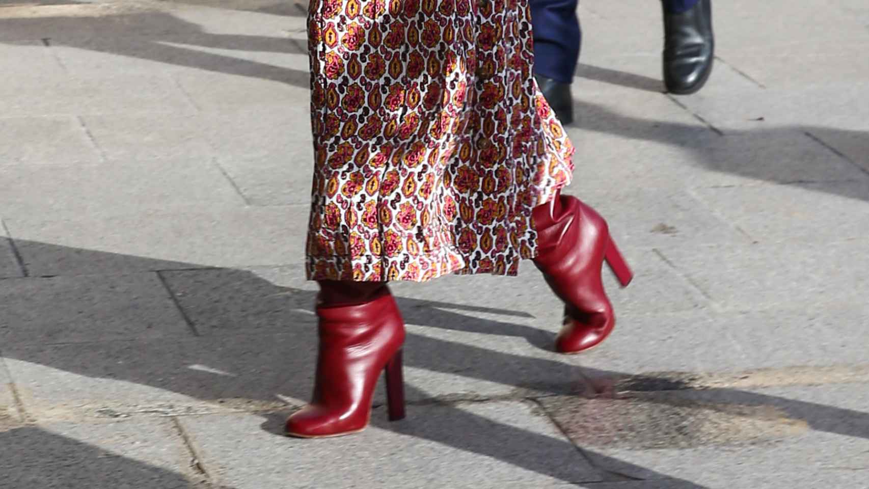 La diseñadora con sus botas burdeos.