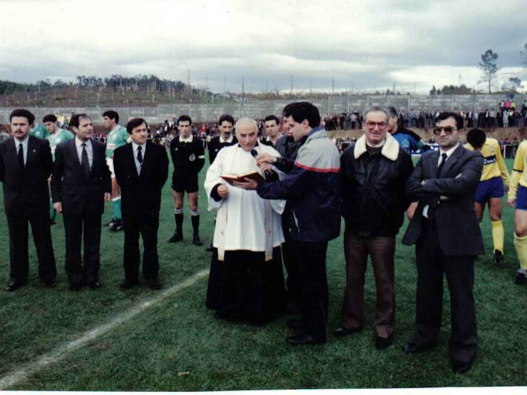 Inauguración oficial del nuevo campo del Cambados financiado por Sito Miñanco en octubre de 1989. En la foto, el tercero por la izquierda, José Cuiña, presidente de la Diputación de Pontevedra por el PP.