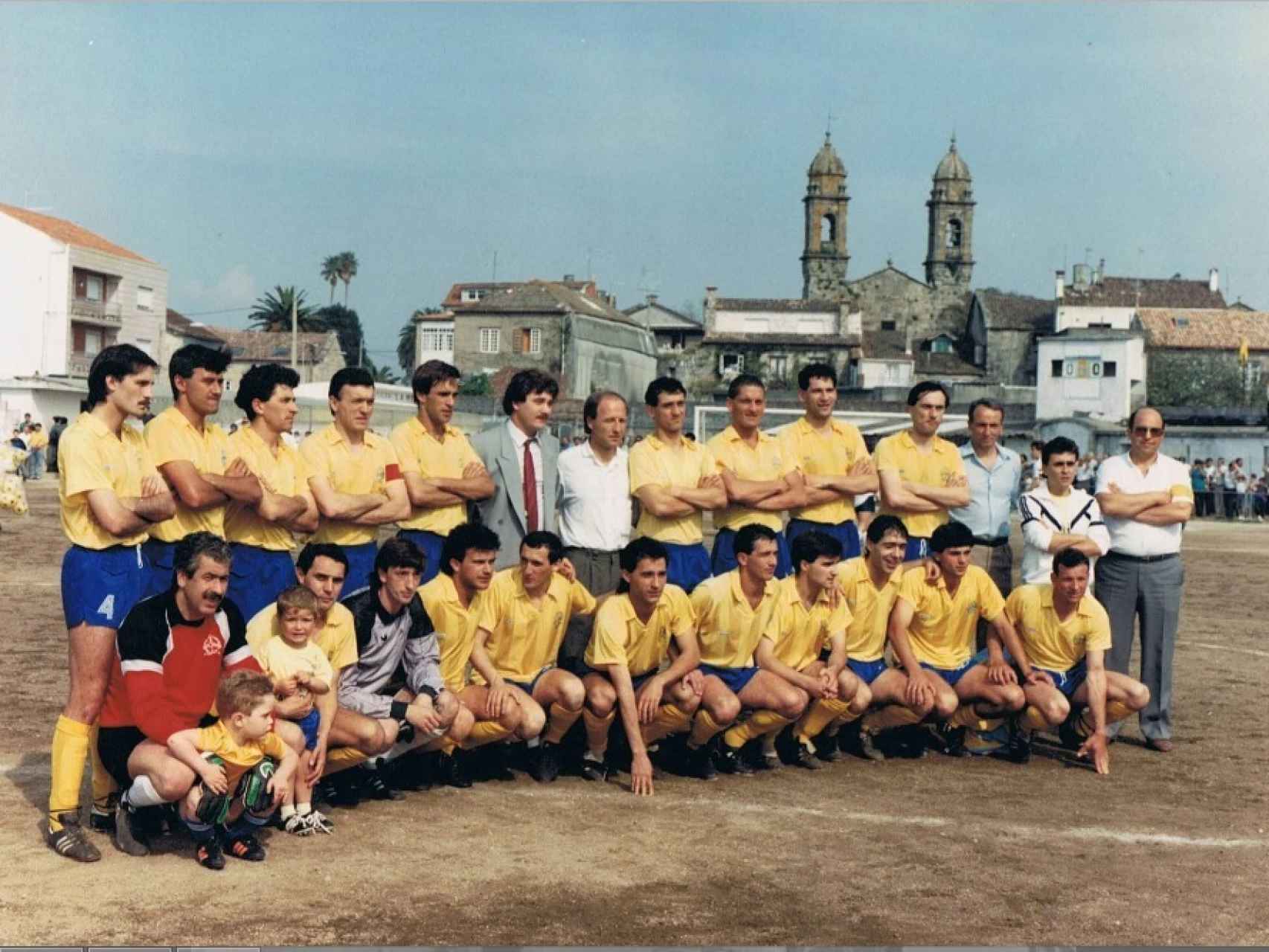 Sito Miñanco posa rodeado del equipo estelar del Cambados en 1988.