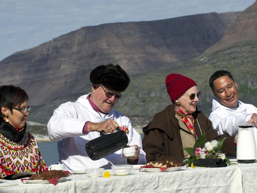 El príncipe consorte junto a la reina Margarita II en una visita oficial a Groenlandia. Gtres.