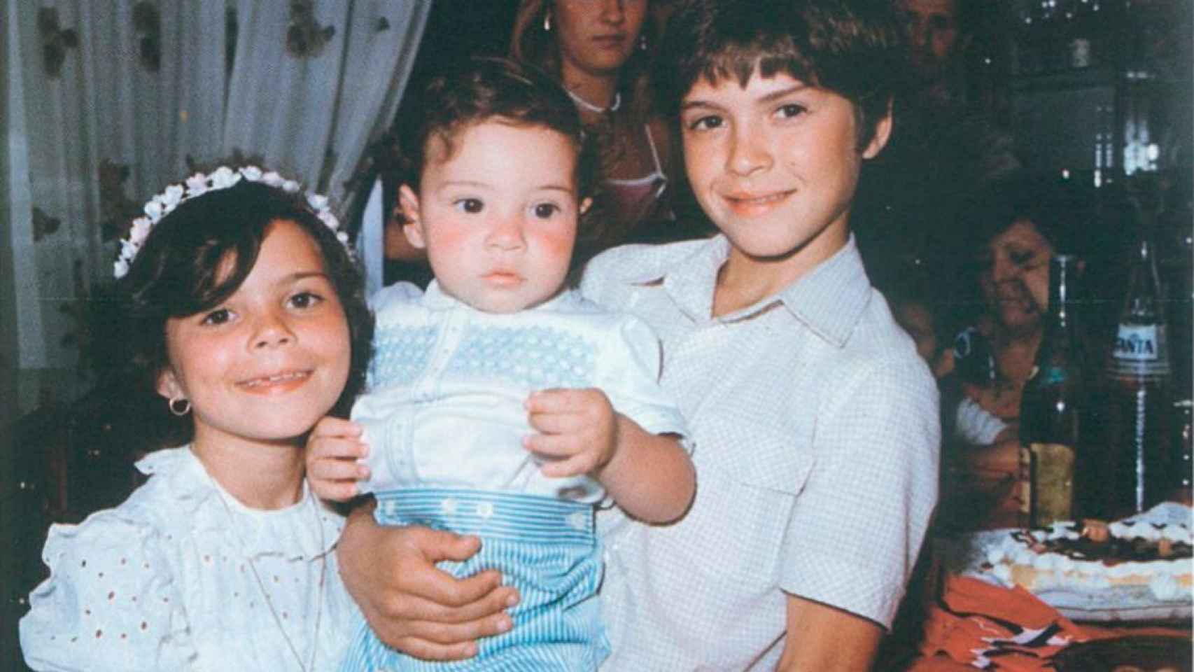 David Bisbal de bebé (en el centro) junto a sus hermanos, María del Mar y José María.