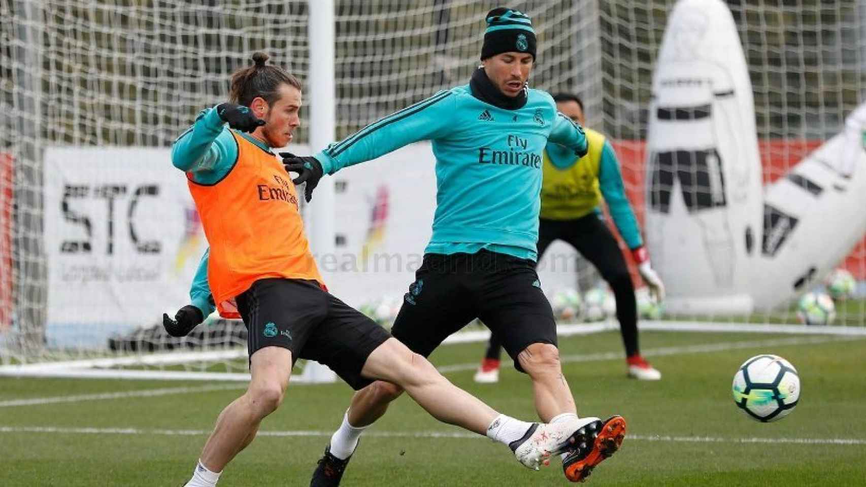 Bale y Sergio Ramos pugnan por el balón