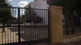Puerta del colegio, en la comarca de Cazorla (Jaén), donde, presuntamente, un niño de 9 años ha sufrido una violación.
