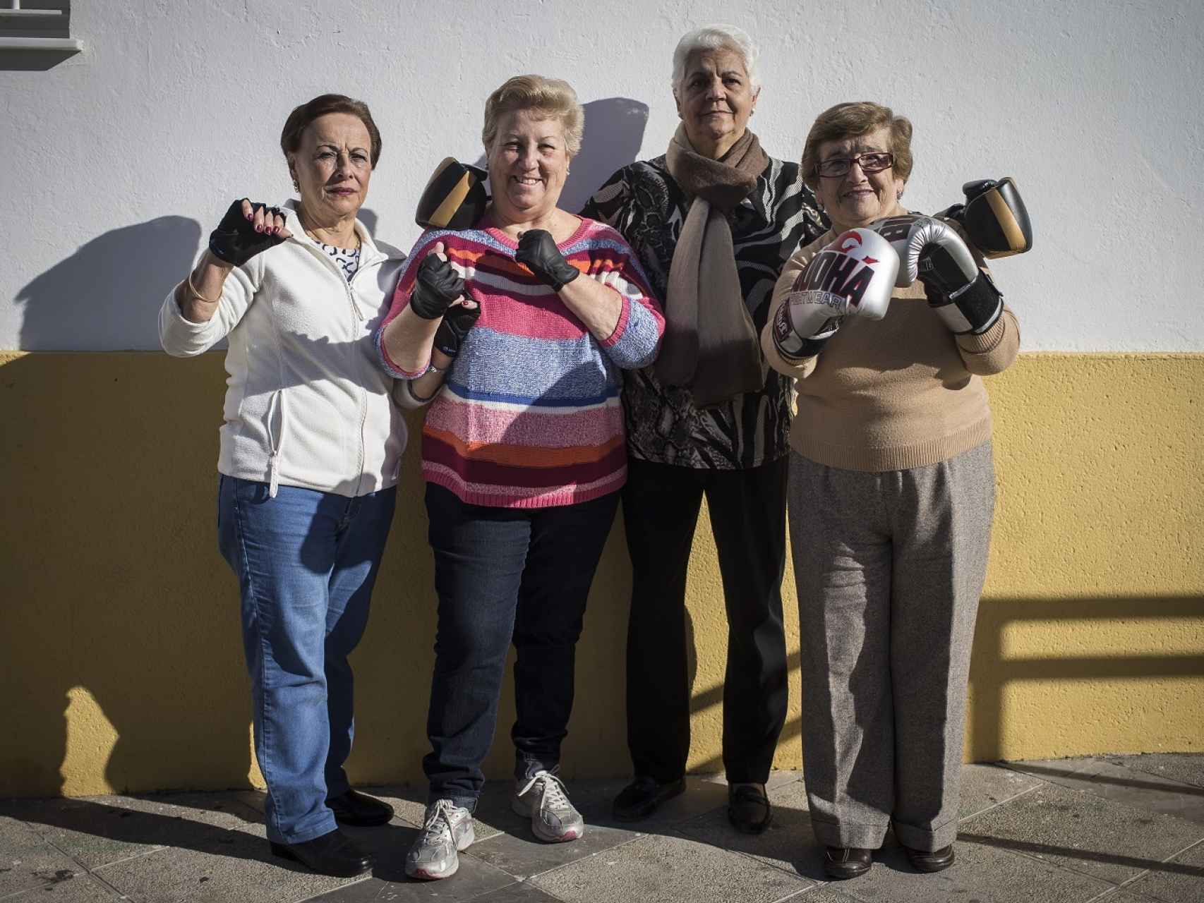Ana, Dolores, María y Carmen junto a la sede de la asociación de vecinos.