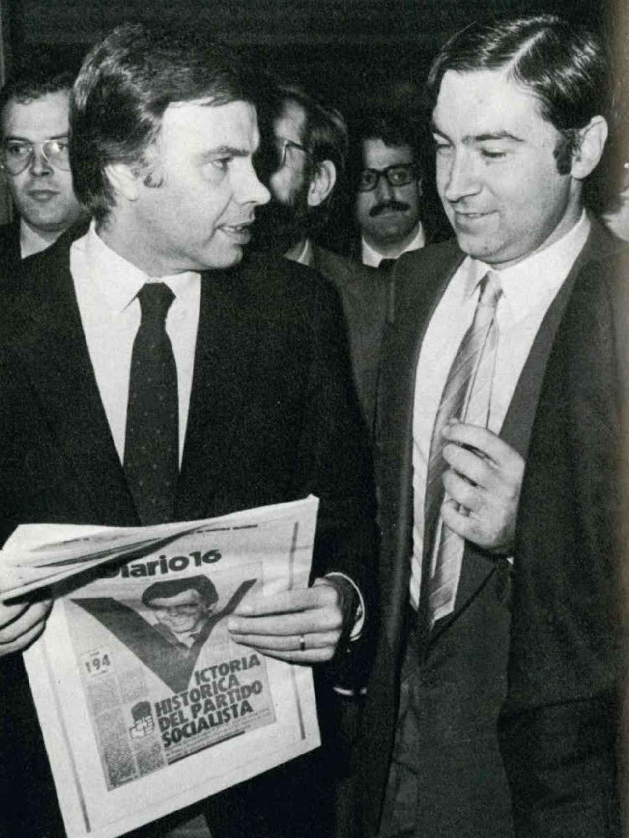 Pedro J. Ramírez y Felipe González mientras leen Diario 16 en la noche de la victoria en el Palace en octubre del 82.