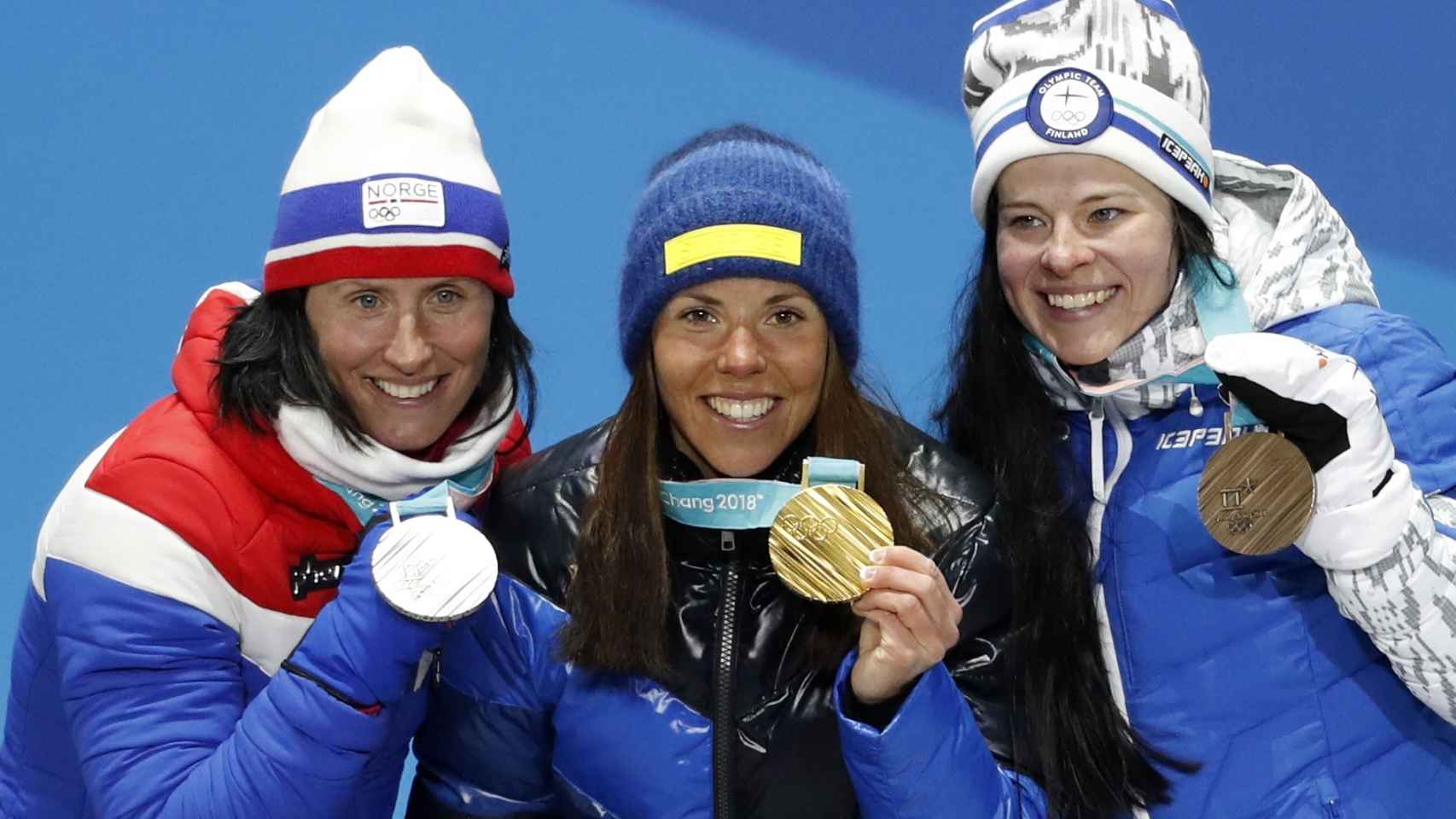 Primer podio de los Juegos de invierno: Kalla, Bjoergen y Parmakoski.