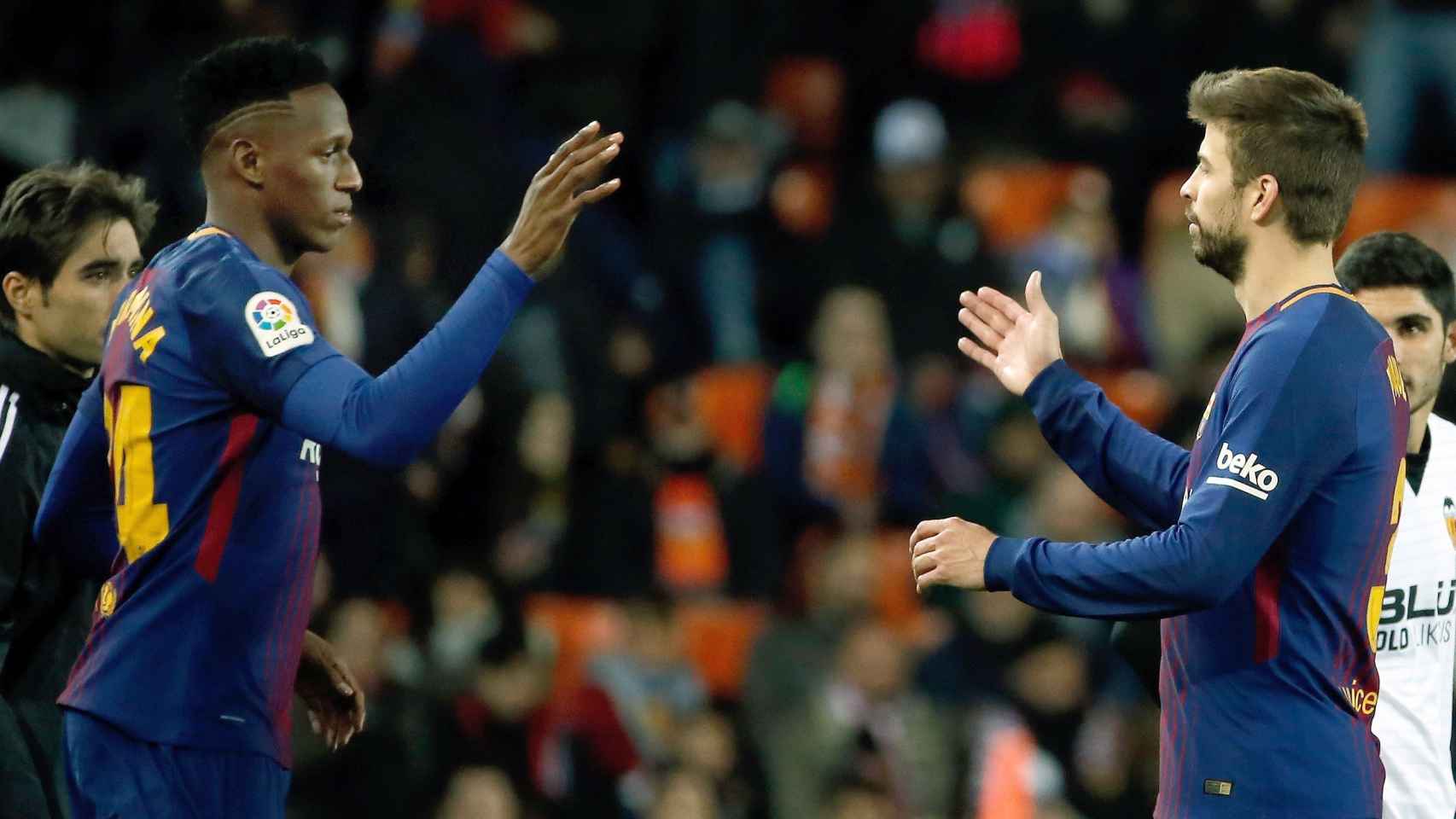 Yerry Mina y Piqué se saludan en un cambio en Mestalla.