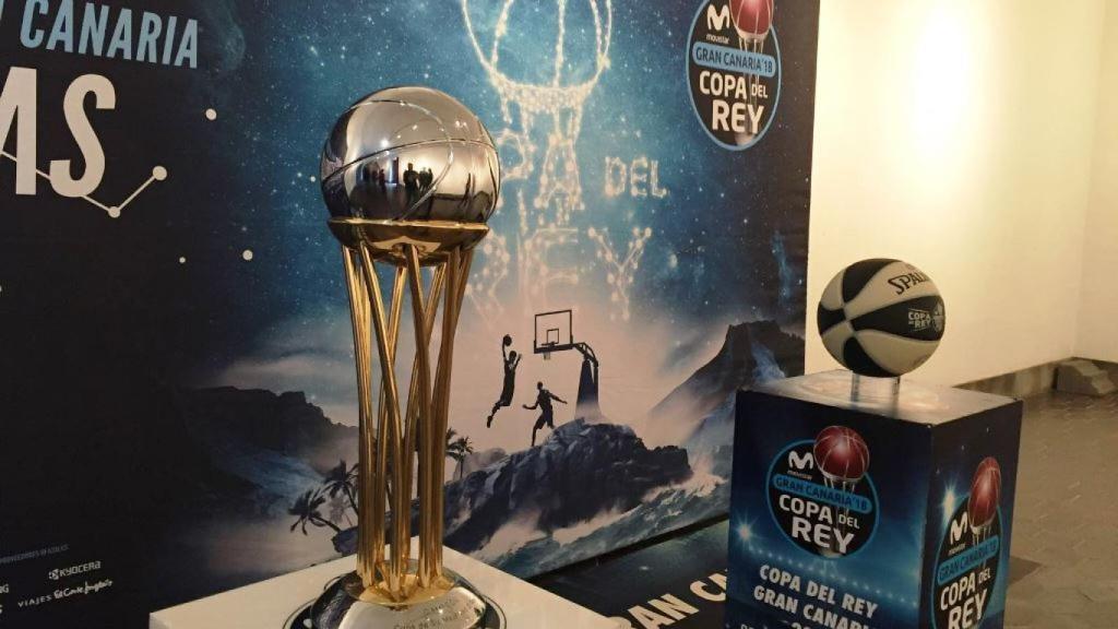 El trofeo de la Copa y su balón oficial en 2018.