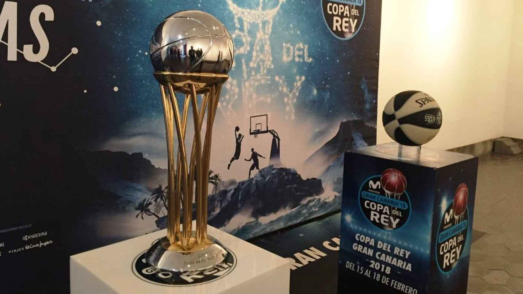 El trofeo de la Copa y su balón oficial en 2018.