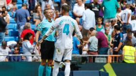 Sergio Ramos habla con el colegiado Hernández Hernández. Foto: Manu Laya / El Bernabéu