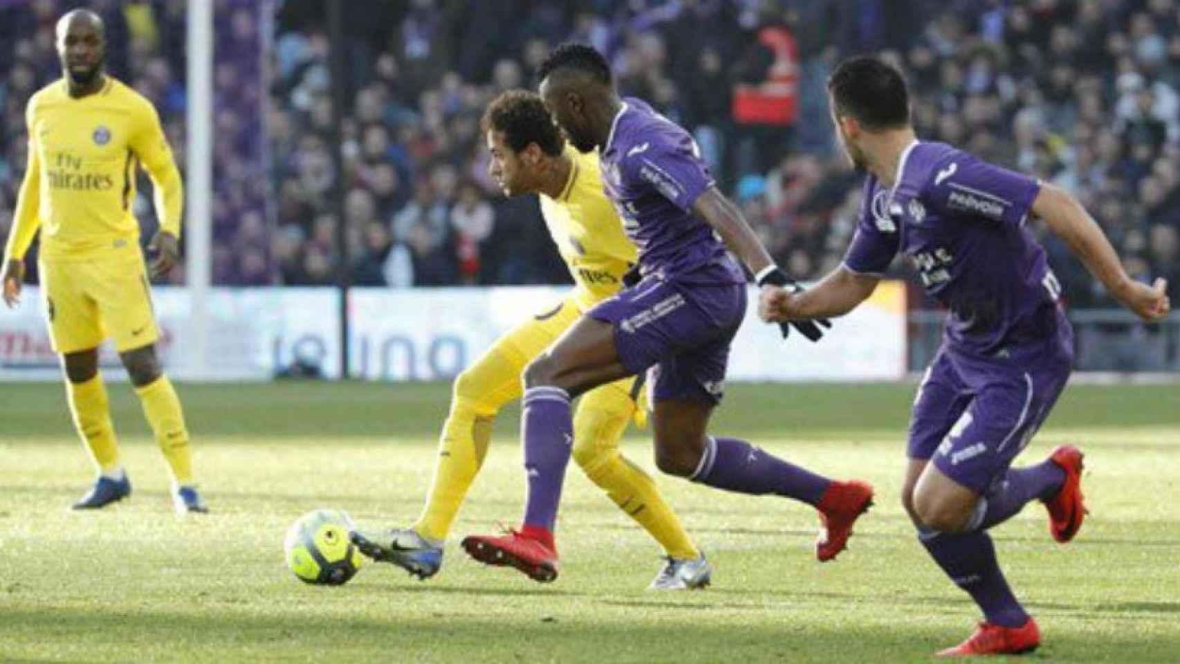 Neymar protege el balón ante los jugadores del Toulouse. Foto: Twitter (@PSG_espanol)