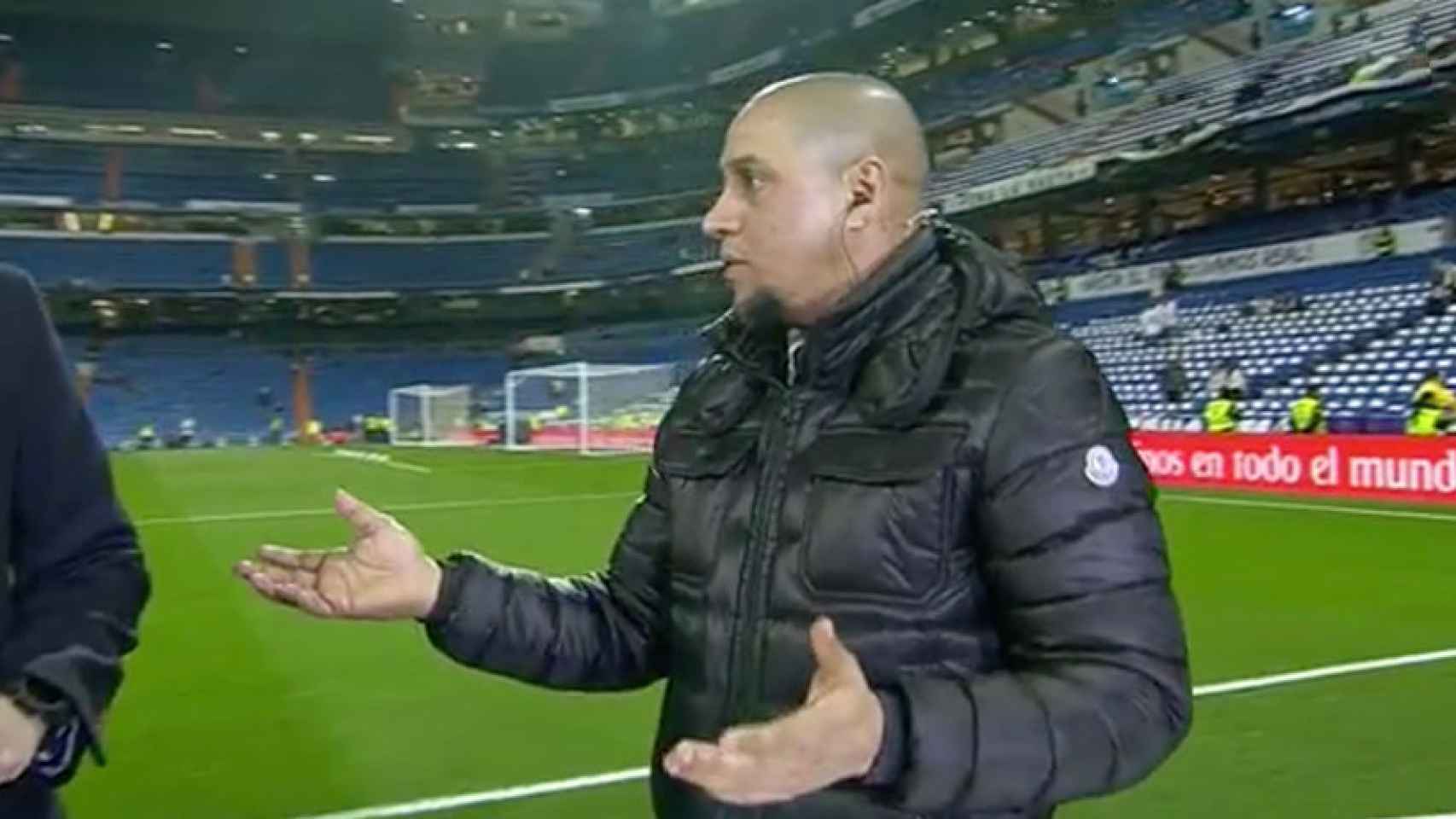 Roberto Carlos, sobre el césped del Santiago Bernabéu