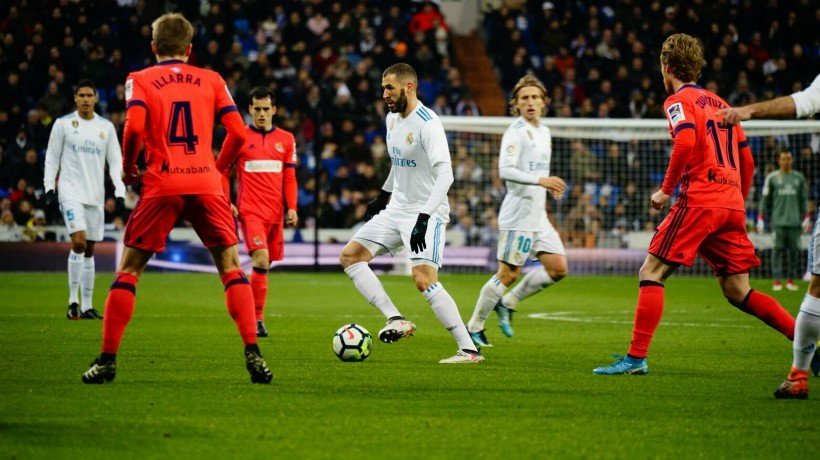 Benzema, entre los jugadores de la Real. Fotógrafa: Virginia López / El Bernabéu