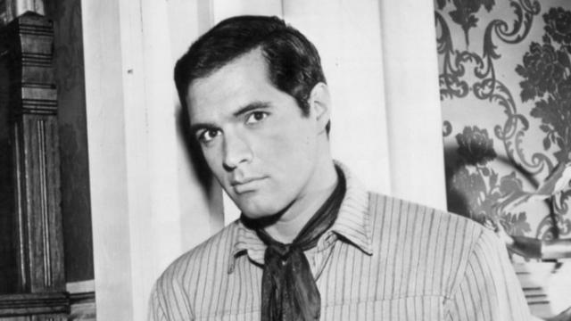 John Gavin en un fotograma de la serie 'Destry'.