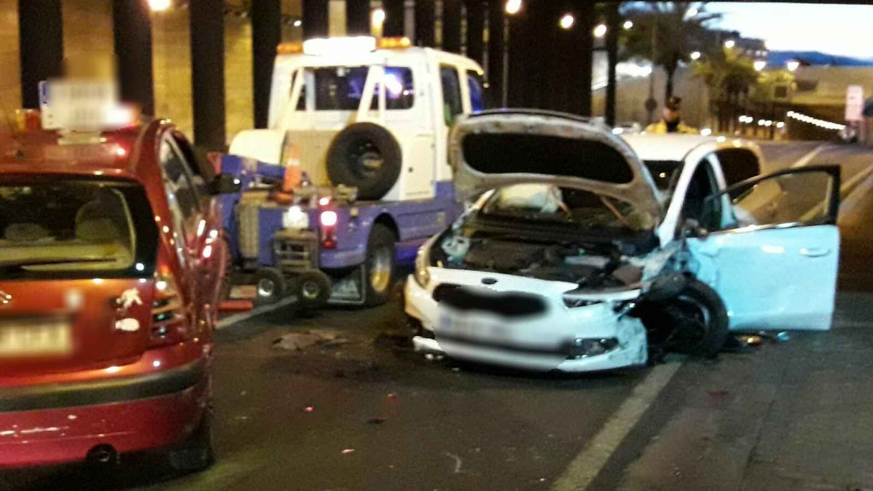 Estado en el que quedó el coche tras la colisión en Barcelona