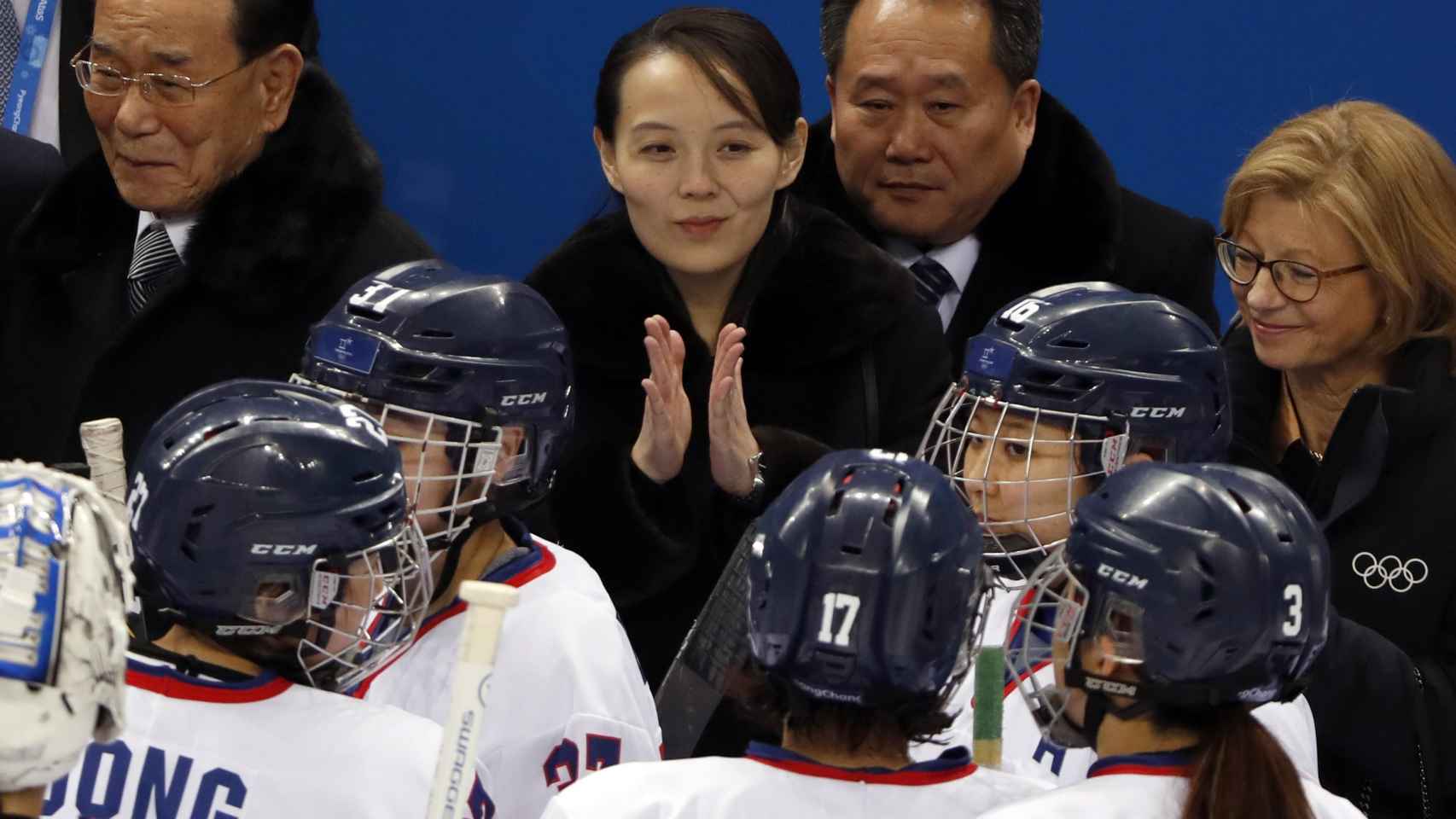 Kim Yo Jong anima a las jugadoras de hockey del equipo conjunto coreano.
