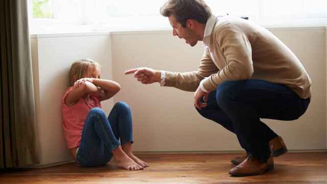 Un padre regaña a su hija a gritos.