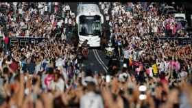 Recibimiento de la afición al autobús del Madrid antes de El Clásico