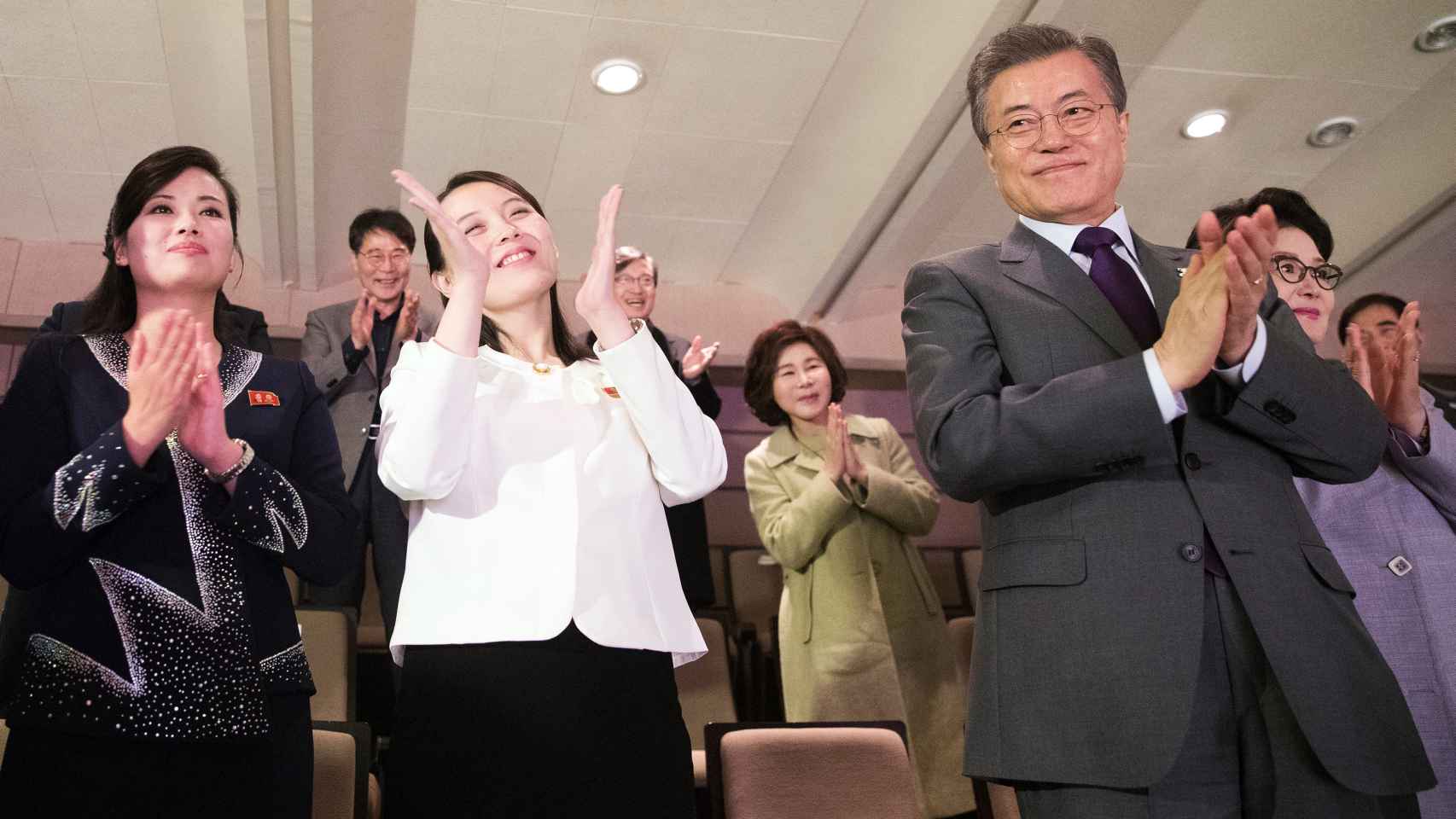 Kim Yo-Jong aplaude durante un concierto junto al presidente surcoreano (2018).