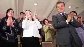 Kim Yo-Jong aplaude durante el concierto que presenció junto al presidente surcoreano.