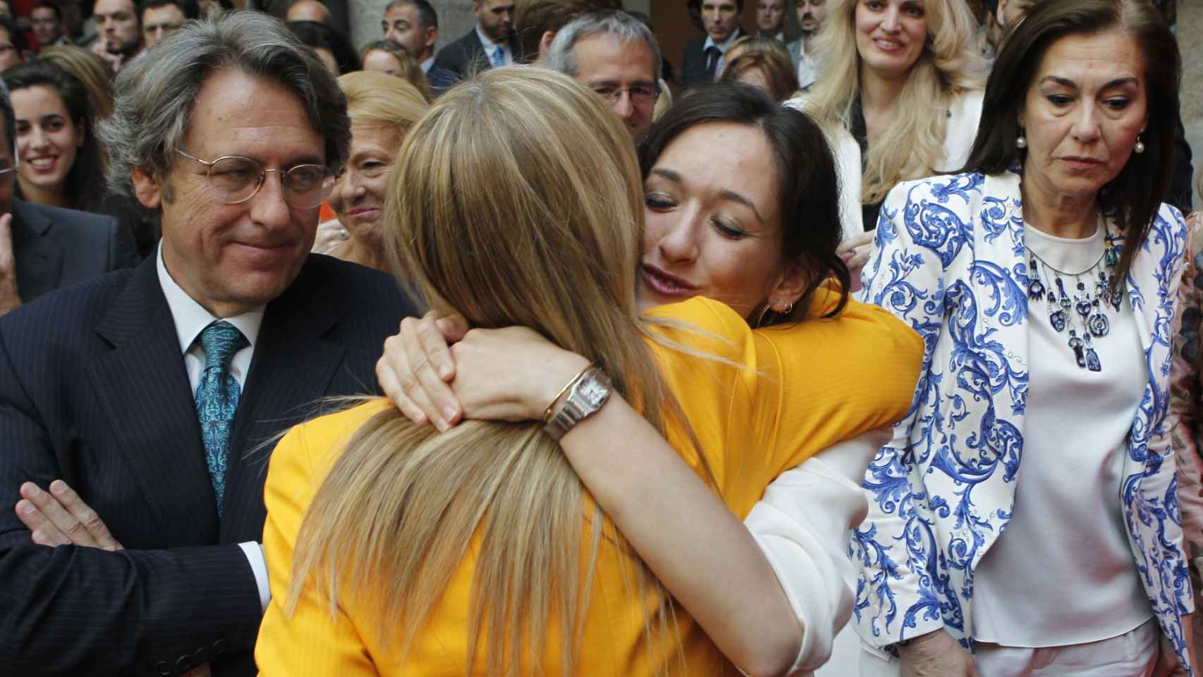 Cifuentes el día que fue nombrada presidenta de la Comunidad de Madrid junto a su marido y su hermana.