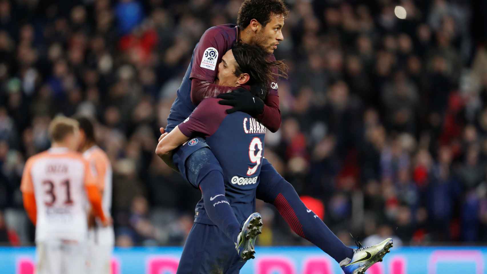 Neymar celebra un gol con Cavani.