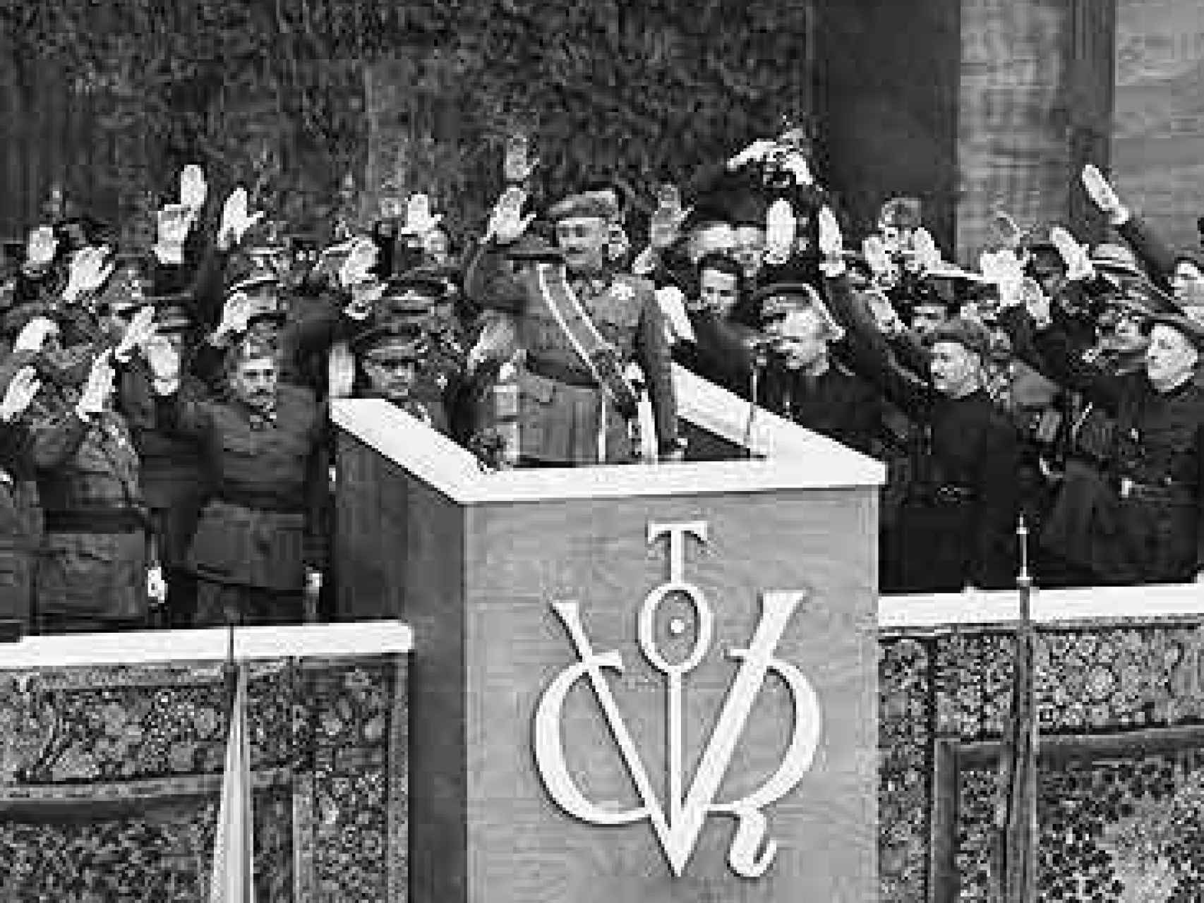 Franco saluda durante el desfile de la victoria.