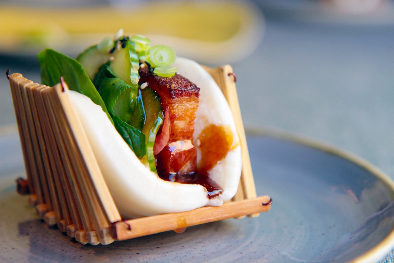 Bao de panceta cocida en caldo cantonés