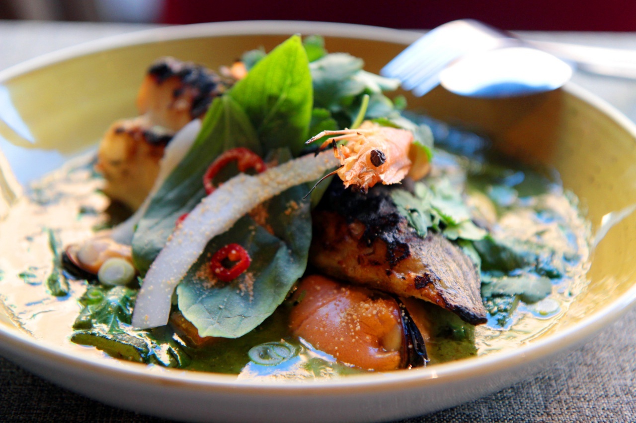 Curry verde de mar con rodaballo, langostino, mejillón y albahaca thai