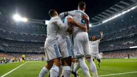 Piña del Madrid celebrando el gol de Asensio