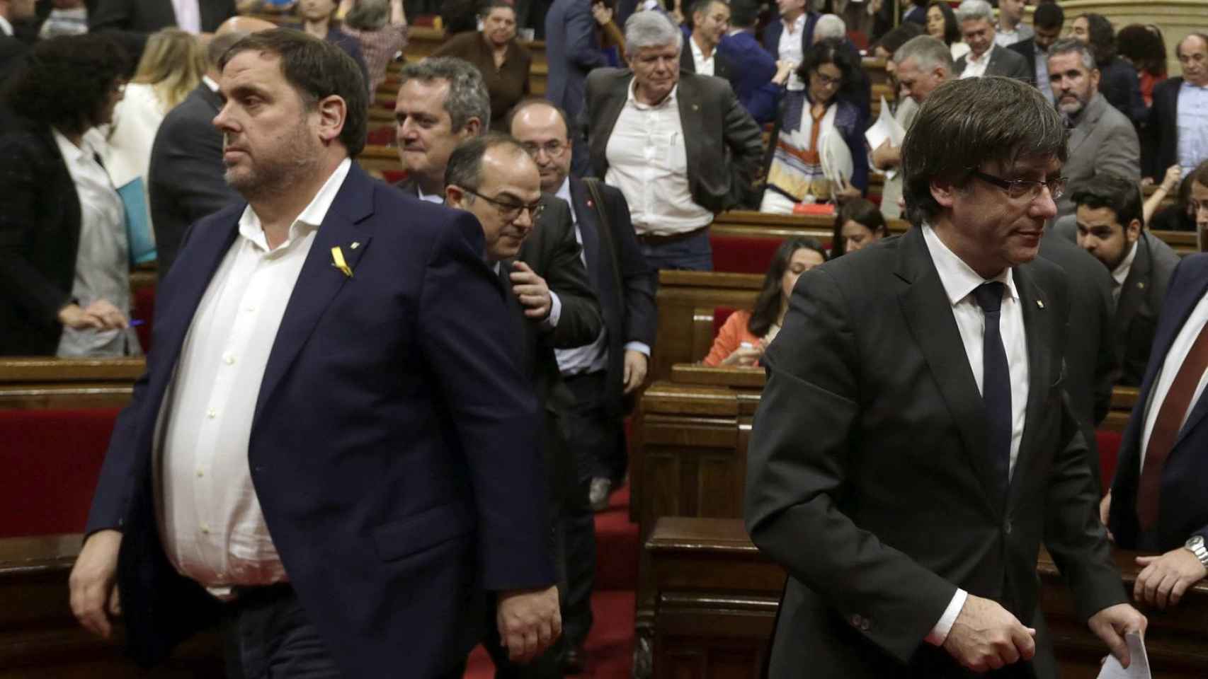 Carles Puigemont i Oriol Junqueras en el Parlamento de Cataluña