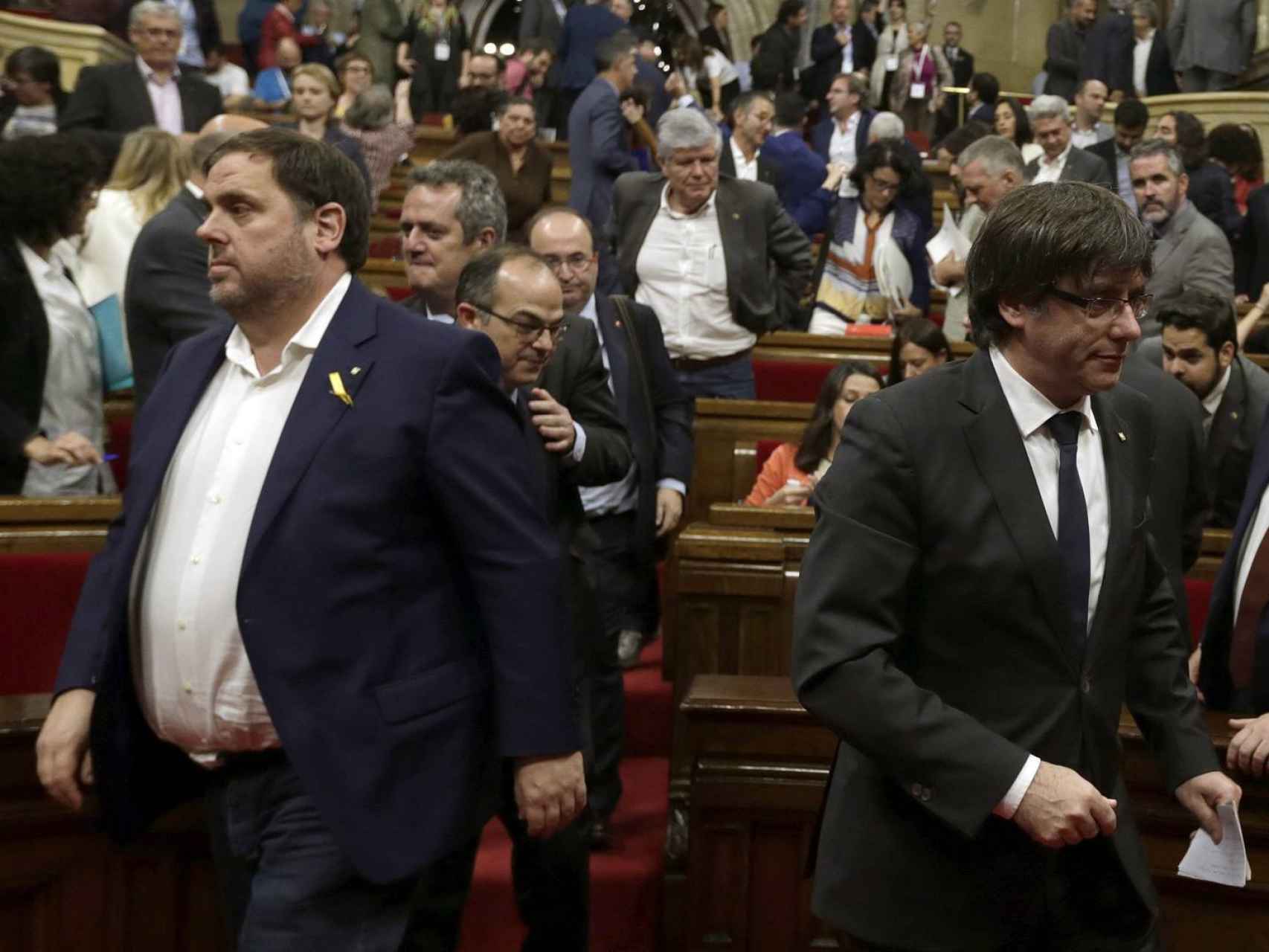 Carles Puigdemont y Oriol Junqueras en el Parlamento de Cataluña