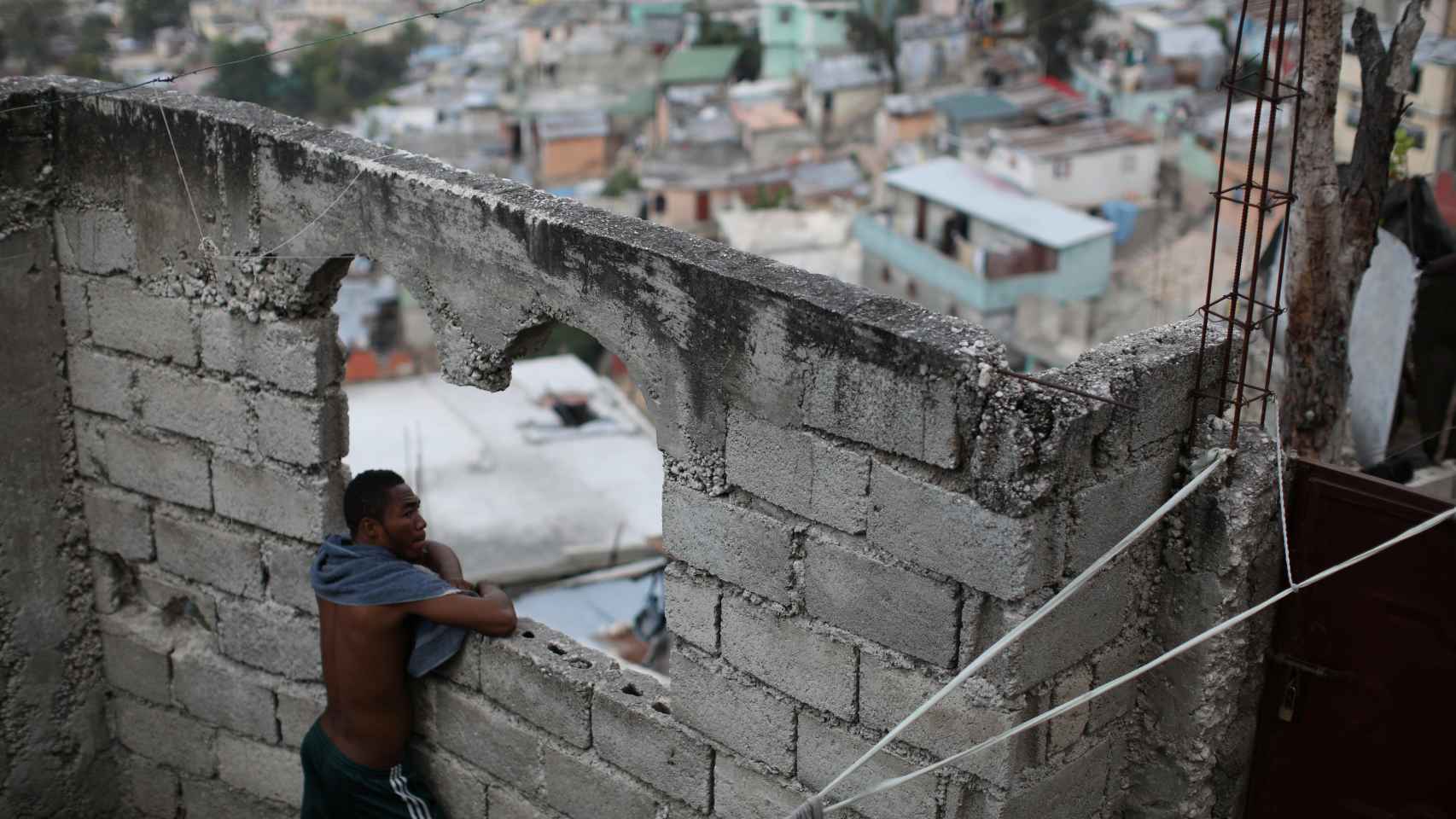 Un hombre en un poblado chabolista en Haití.
