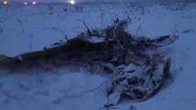 Imagen de los restos del avión siniestrado en Moscú.