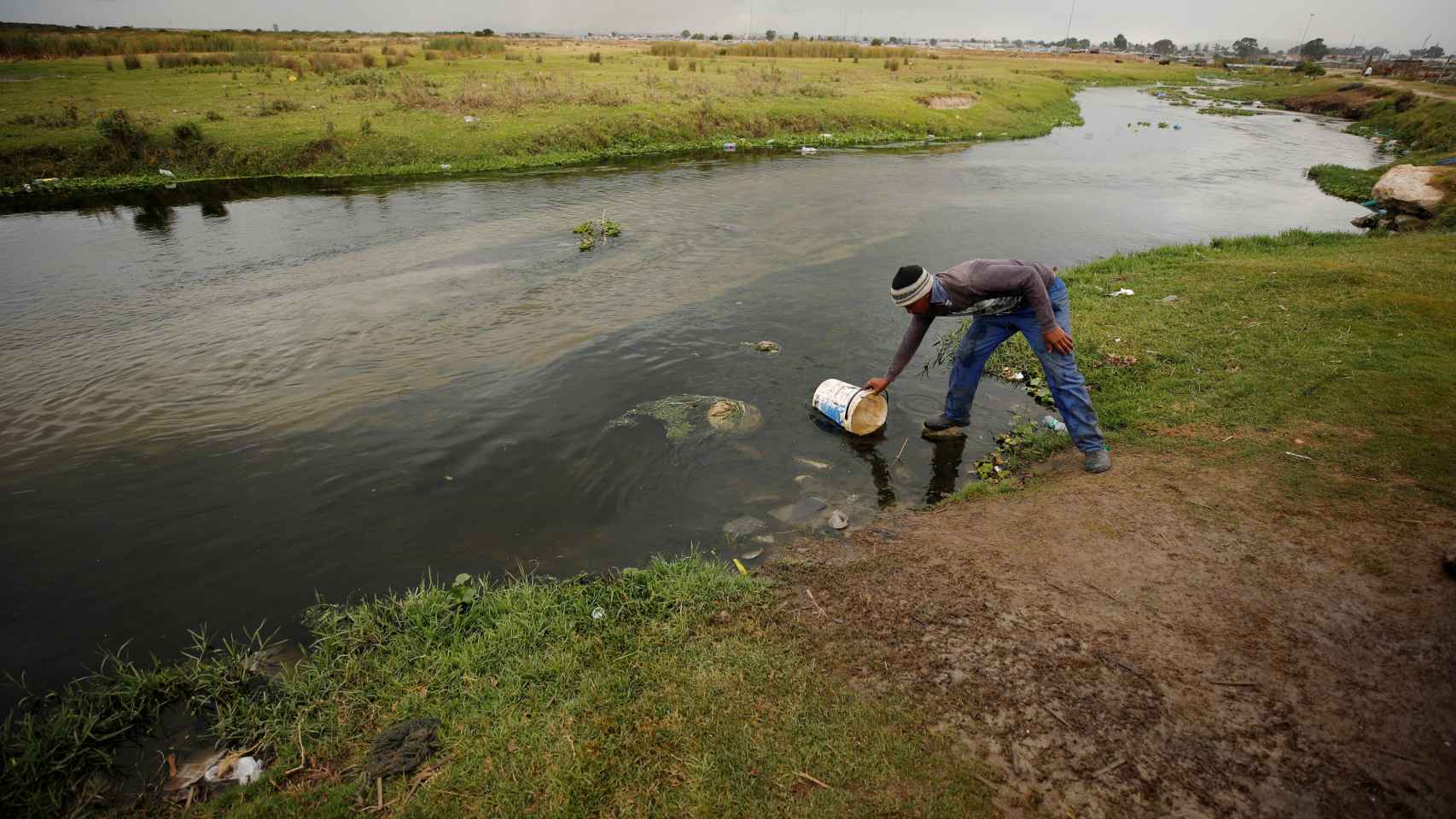 En los suburbios más pobres se saca agua incluso de arroyos contaminados.