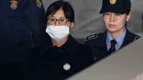 Choi Soon-Sil entrando al tribunal en Seul.