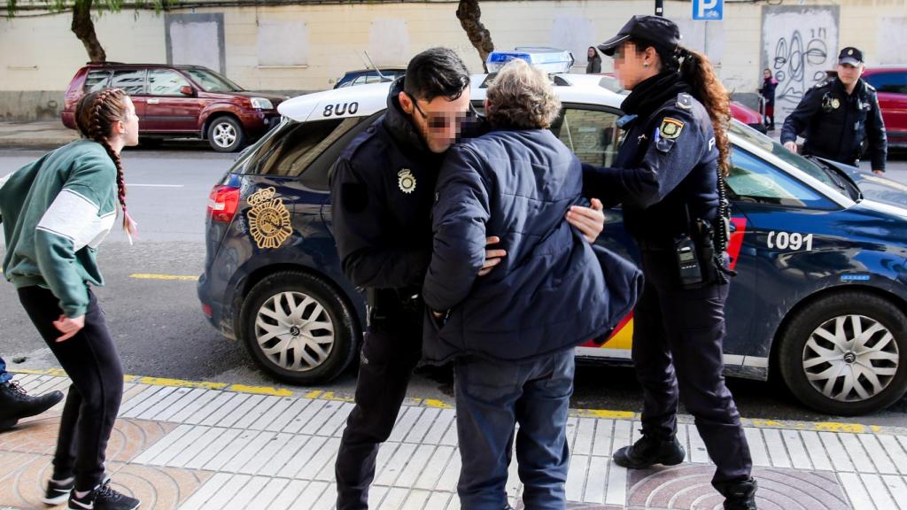 El padre y la novia del fallecido se intenta abalanzar contra el coche en el que trasladan al presunto asesino