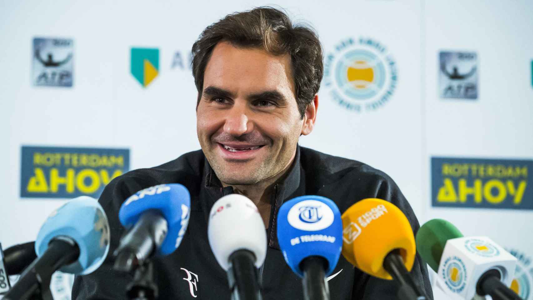 Federer, atendiendo a la prensa en Rotterdam.