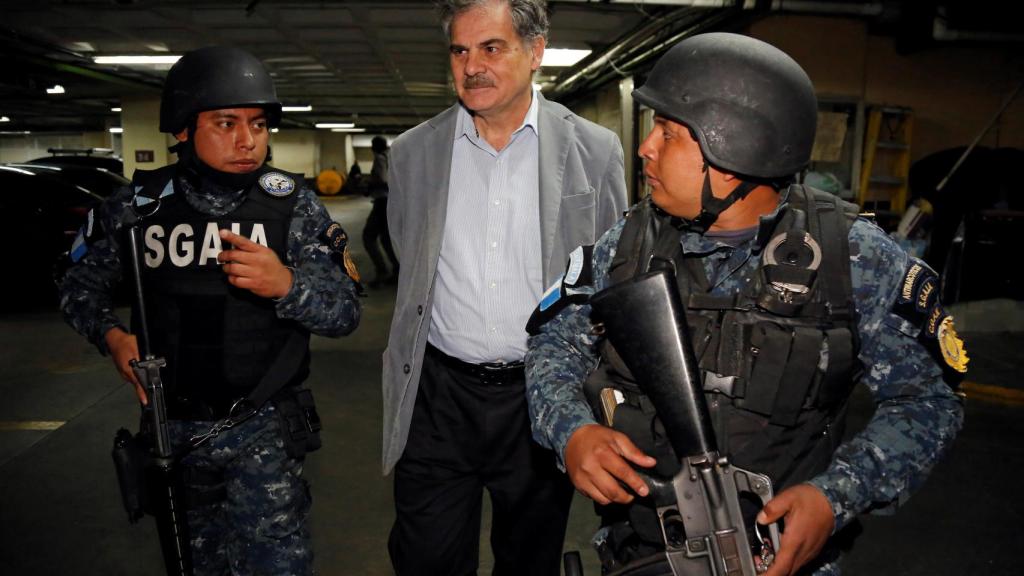 El presidente de Oxfam, Juan Alberto Fuentes, escoltado por la Policía.