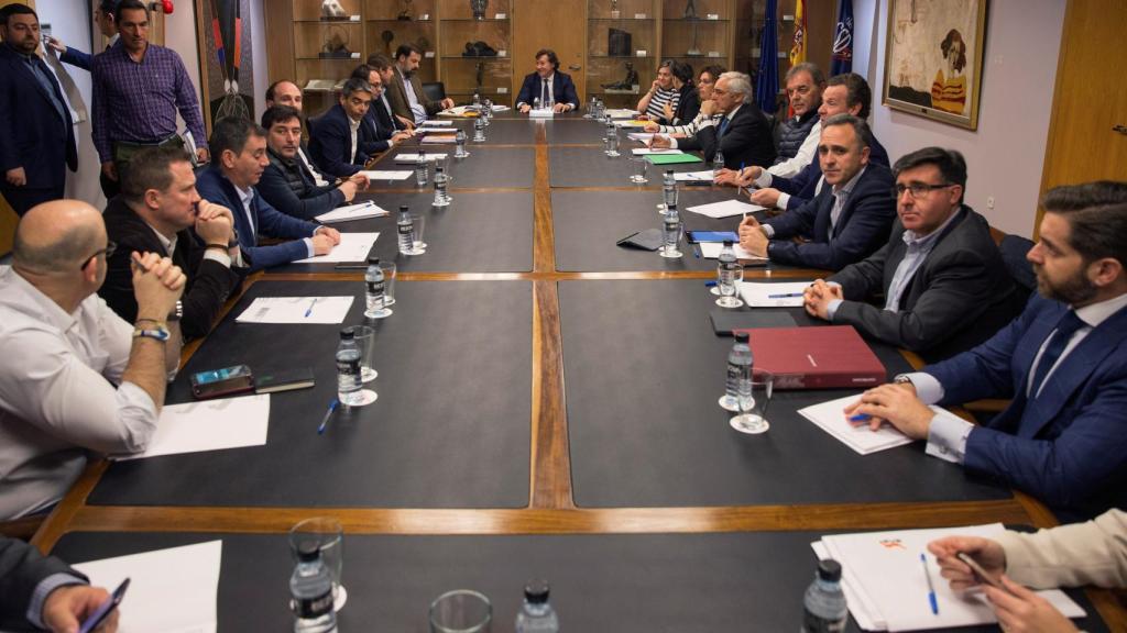Mesa de la reunión de este martes entre ACB y ABP.