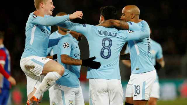 Los jugadores del Manchester City celebran un gol en Basilea.