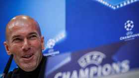 Zidane, sonriente durante la rueda de prensa previa al Real Madrid-PSG.