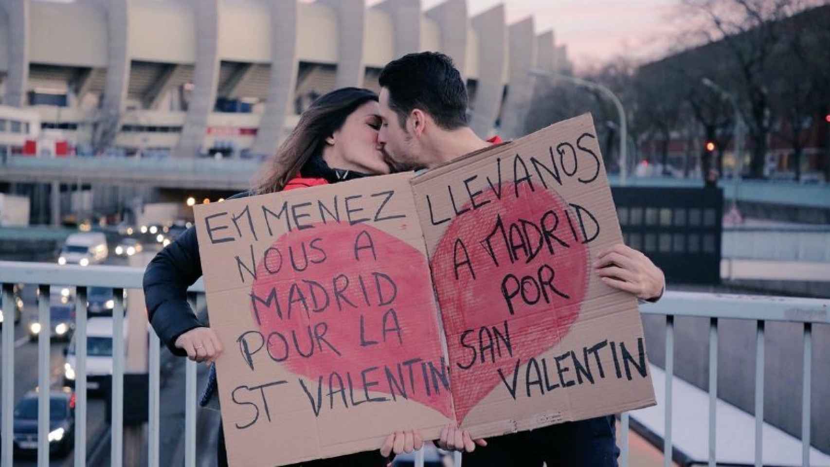 Pareja seguidora del PSG viaja hasta Madrid por San Valentín haciendo autostop. Foto: Twitter (@PGS_inside)