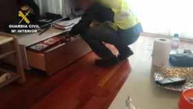 Registro de la Guardia Civil en la casa del profesor detenido por abusos.