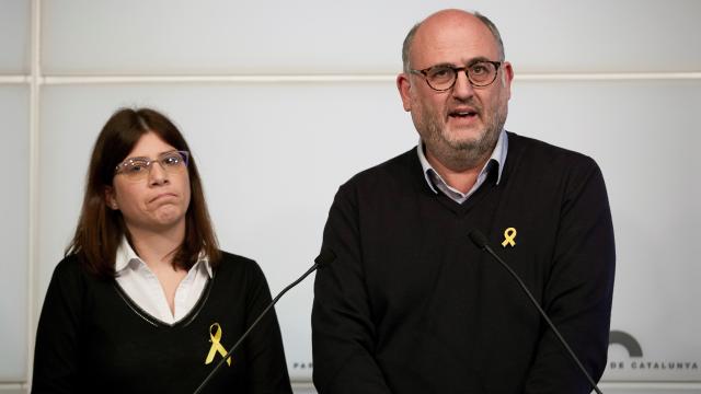 Los diputados de JxCat, Eduard Pujol y Gemma Geis, durante la rueda de prensa en la que han criticado a Torrent.