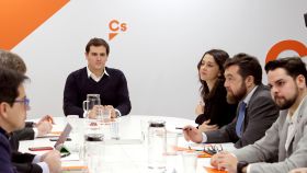 Rivera y su equipo en una reunión del grupo parlamentario de Cs.