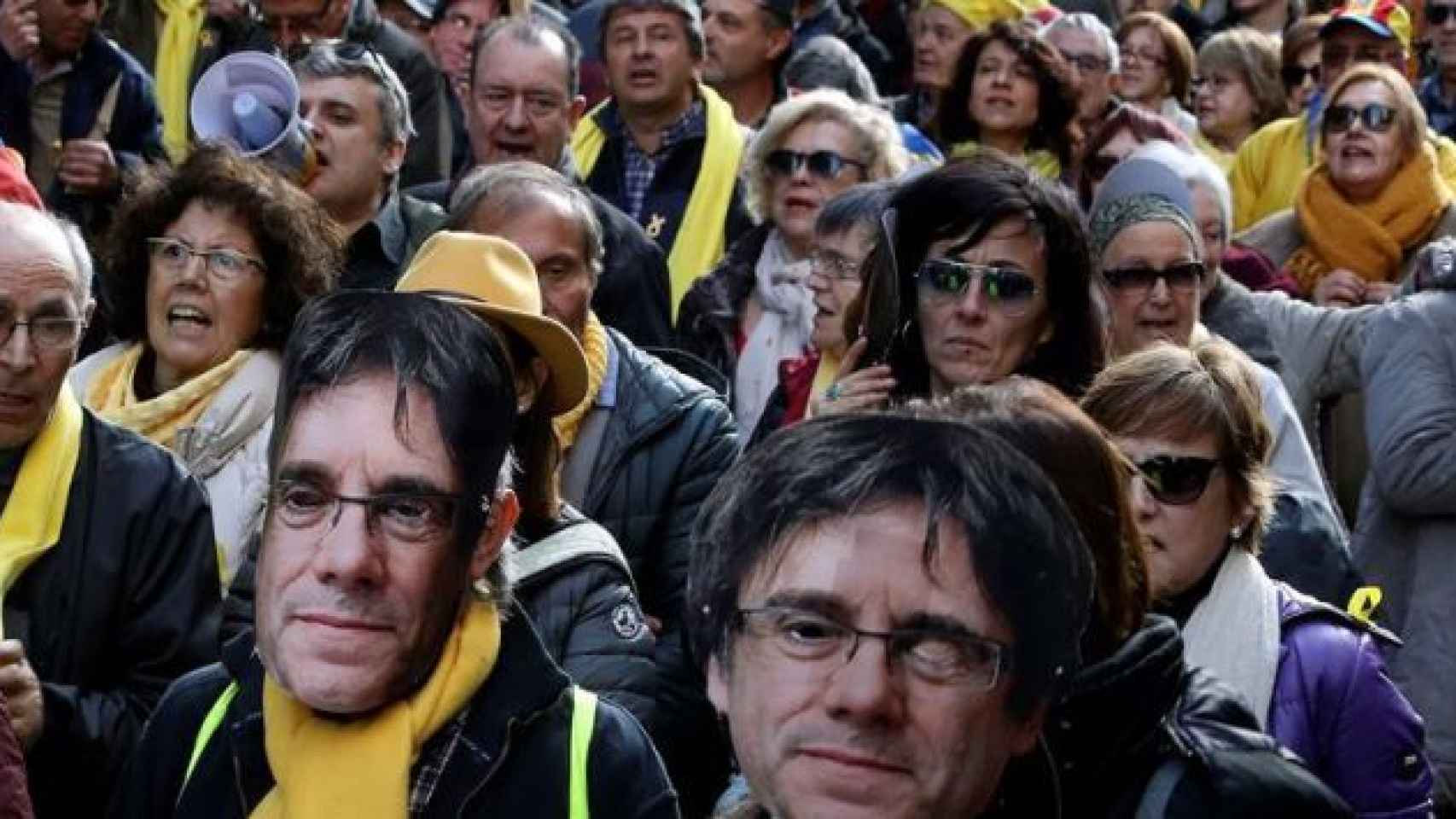 Manifestación independentista a favor de la investidura de Puigdemont.