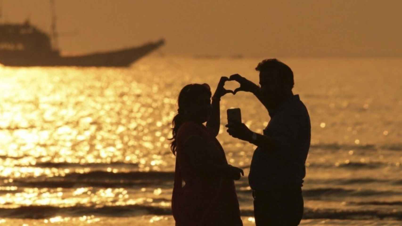 Una pareja celebra San Valentín en la playa de Gorai, en Bombai, India.